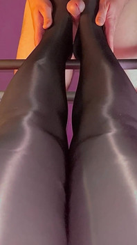 Sexy pies de nylon trabajando con el pie