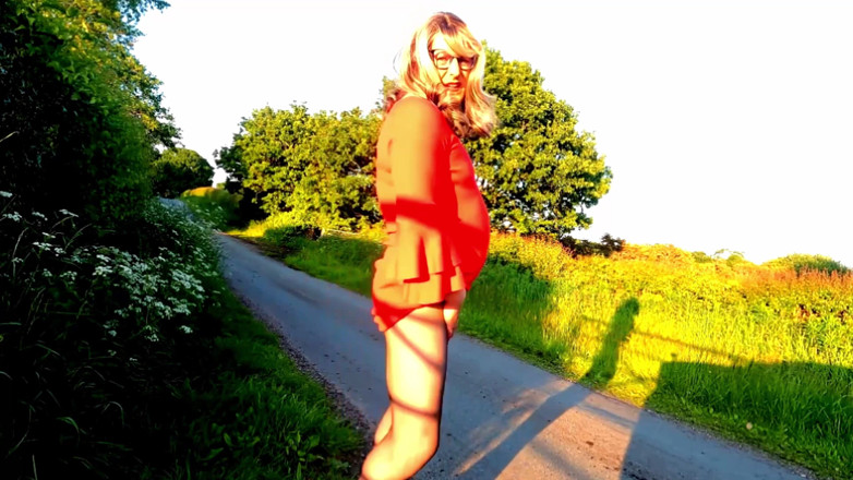 Kellycd2022: Amateur crossdresser Kellycd2022 masturbating in the sun
