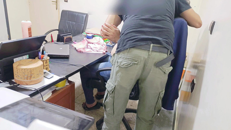 BBW LATINA: 身材完美的著名律师在她的办公室里被一个披萨外卖员干了，她很开心，带着欲望尖叫