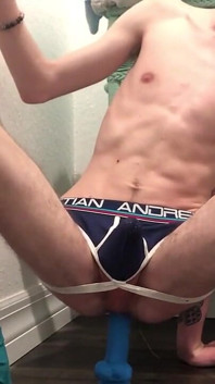 Un twink s’enfile un gode de 7 pouces