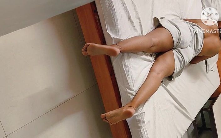 Ushabhabhi69: Sesso in bagno con la matrigna prima volta