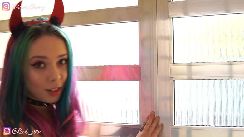 Cherry Adams: Cukierek albo psikus? Mój zdzirowaty sąsiad przyszedł grać na Halloween!!...
