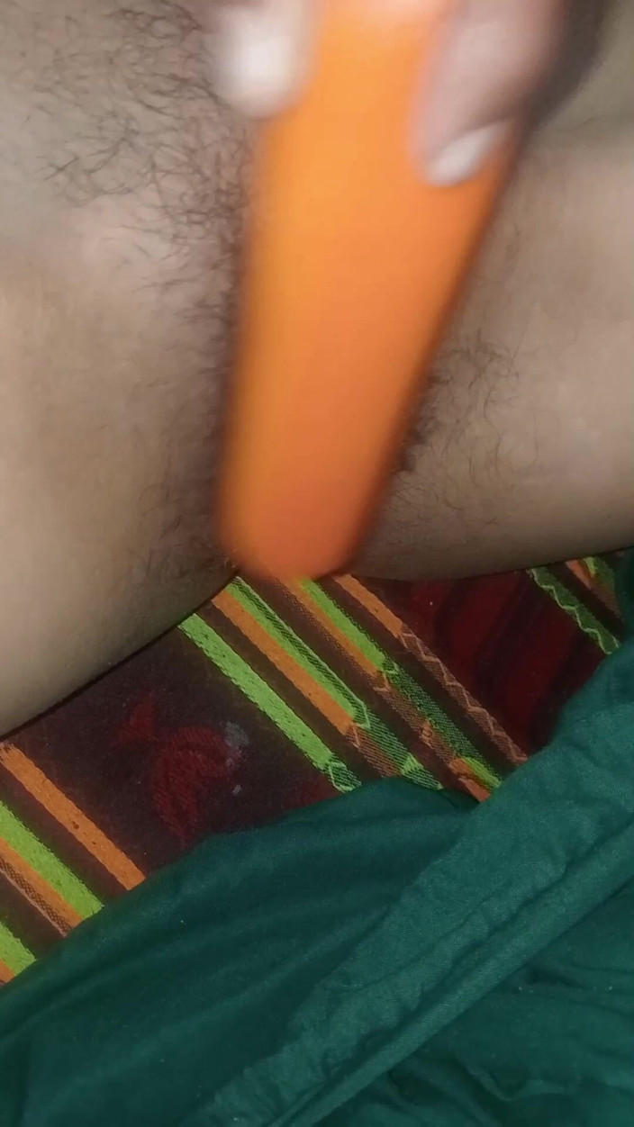 Desi Lusty Cooules01: Awek desi kampung mencuba benda di dalam lubang