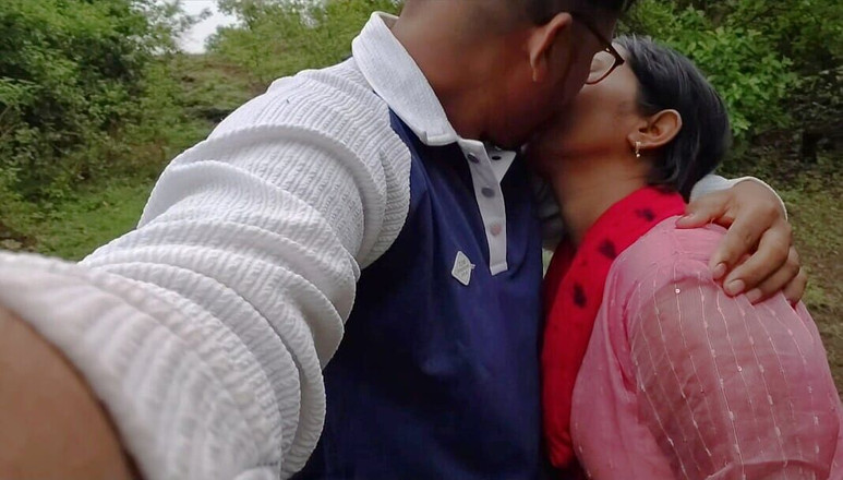 Premi pooja: Індійський дезі сільський секс - чоловік і дружина, які живуть в місті, приїжджають в джунглі села і займаються сексом.