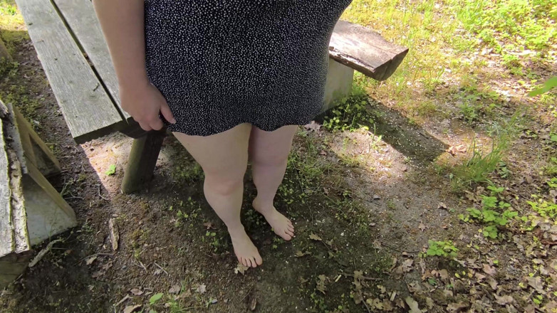 Bouncy Tits Action: Titten und vagina klatschen auf dem picknicktisch