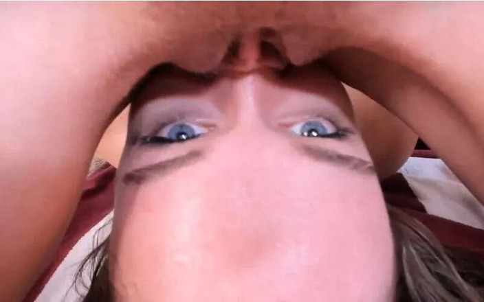 MargoAlisa: Đi tiểu vào mặt và mũi sâu trong lồn