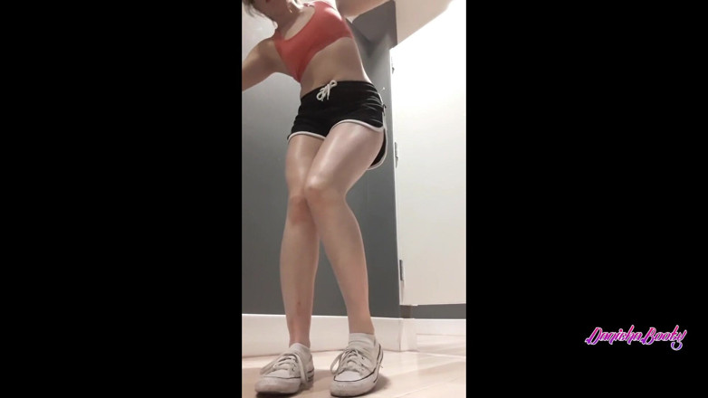 Candy Camille: Linda chica universitaria se divierte masturbándose en el vestidor público