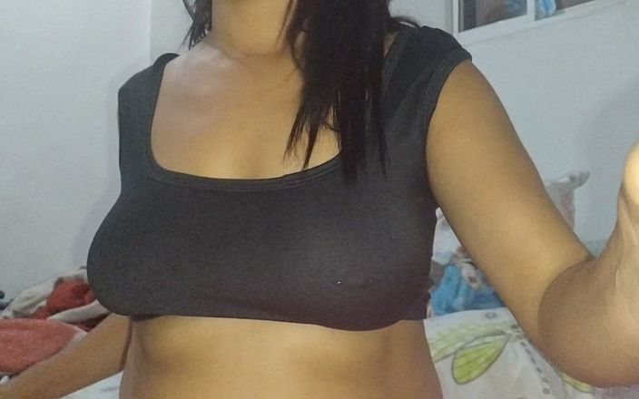 AngyAmazon: Extendiendo mi coño para ti en mi cama