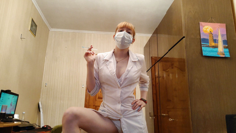 Super Jopka: Y tá lo lắng điều trị cho một người ốm