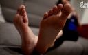 Czech Soles - foot fetish content: Tu vas adorer mes gros pieds maintenant