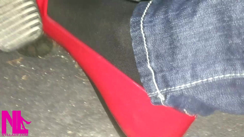 Nyllady: Pedalando e relaxando meus pés hosed em apartamentos pattent vermelhos
