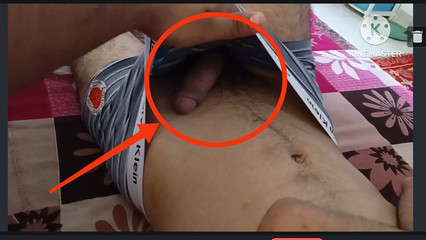 Desi__Panda: Poprvé stříkám na velký monstrózní péro mého nevlastního bratra o...