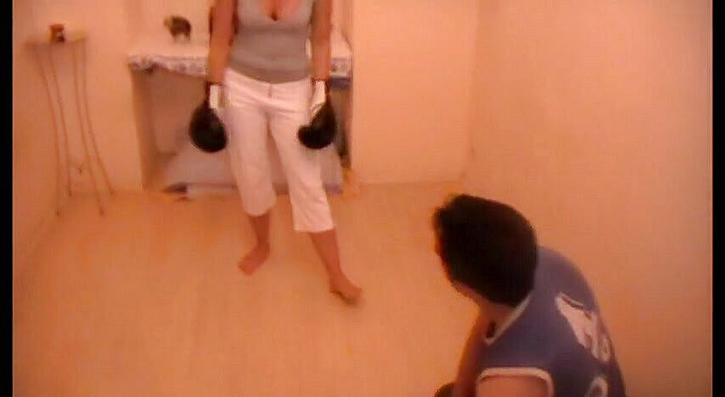 Femdom Austria: Đánh bại nô lệ của cô ấy và tận hưởng nó