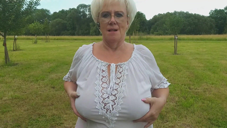 PureVicky66: Sexy babička chčije venku