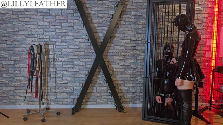 LillyLeather: Dominatoare în latex se joacă cu sclavul ei într-un studio sado-maso înainte să-și...