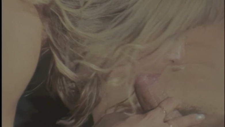 pornitaliangraffiti: La Bionda Perfetta Si Fa Sfondare Il Culo