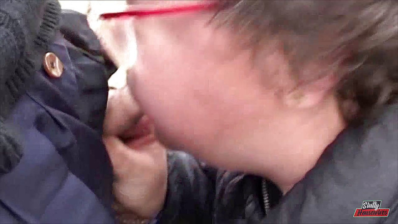 Vere Casalinghe Italia.: 古いBBWひよこは、クローズアップで屋外に彼のコックを吸う