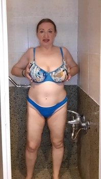 Hot Busty MILF Mariaold Take Shower