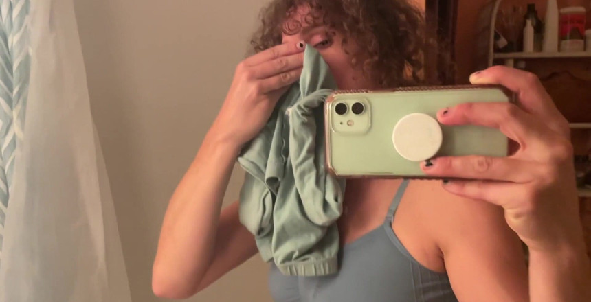 VibeWithMommy: पसीने से तर बाइक की सवारी के बाद मेरा गन्दा गन्दा गूदेदार स्पैन्डेक्स शॉर्ट्स! आओ सूंघो और माँ का स्वाद चखाओ! Love You Sweeties!