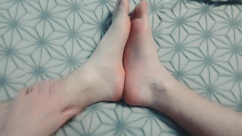 Pasha: 男は足にオイルを優しく塗ってマッサージする