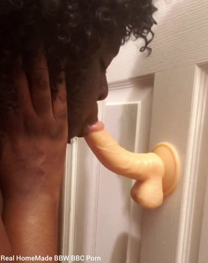 Super sexy ebony cuties: Cvičení kouření sání namontované dildo