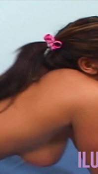 Gebruinde brunette grote kont schat geneukt in haar gladde poesje
