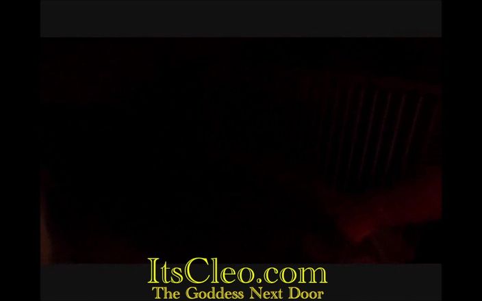 Cleo: Cleo se fait baiser à moto