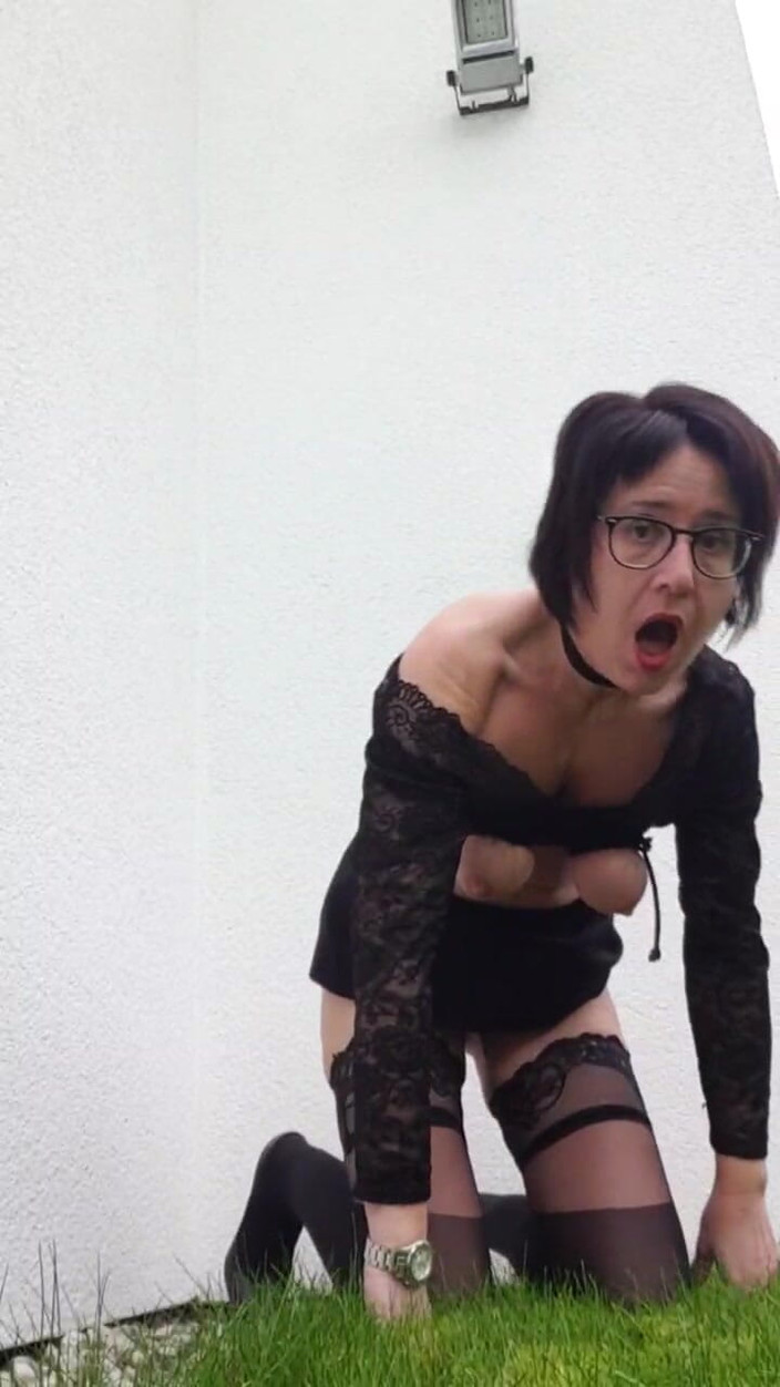 JulieEroticDress: 奴隷がオーガズムを浴びて屋外に現れる