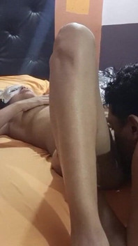 舔我苗条继妹的阴户