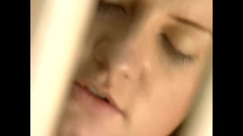 RATATATA!: Rudowłosy chętny, by przelecieć się przez wielkiego kutasa w egzotycznym...