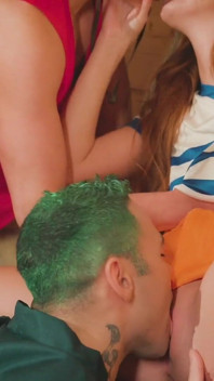 Stella Lux zuigt en stuitert op twee harde pikken - eendelig porno-cosplay-parodie