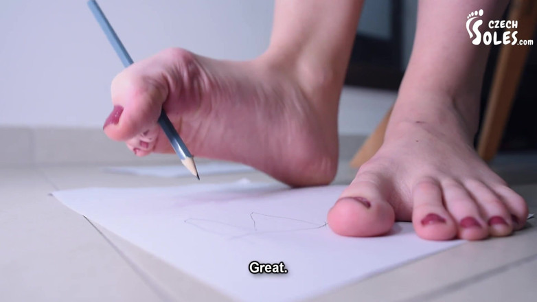 Czech Soles - foot fetish content: Юная фут-модель пишет и рисует босыми ступнями