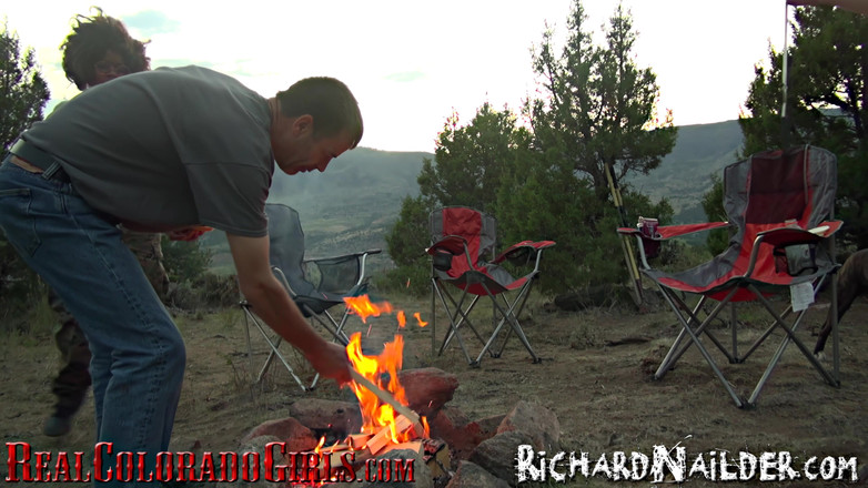 Richard Nailder Hardcore: Симпатичная рыжая делает первый из задницы в рот и лесбийский опыт в кемпинговых пробах, видео