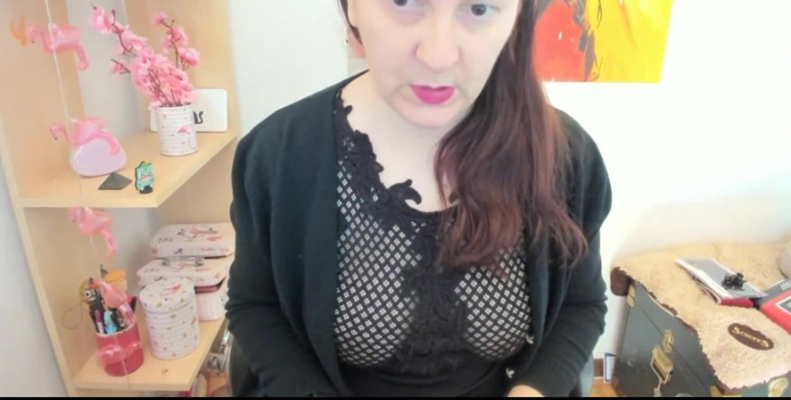 Nicoletta Embassi: La tua matrigna italiana si masturba la figa pelosa