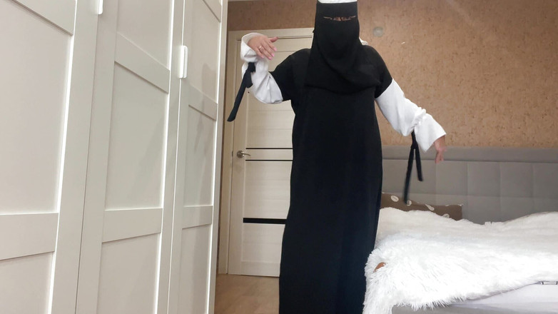 Lux Eva: Araberin mit dicken möpsen tanzt und masturbiert ihre enge muschi