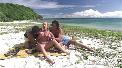 Private.com: PRIVADA Jessica Moore gosta de um DP quente enquanto está...