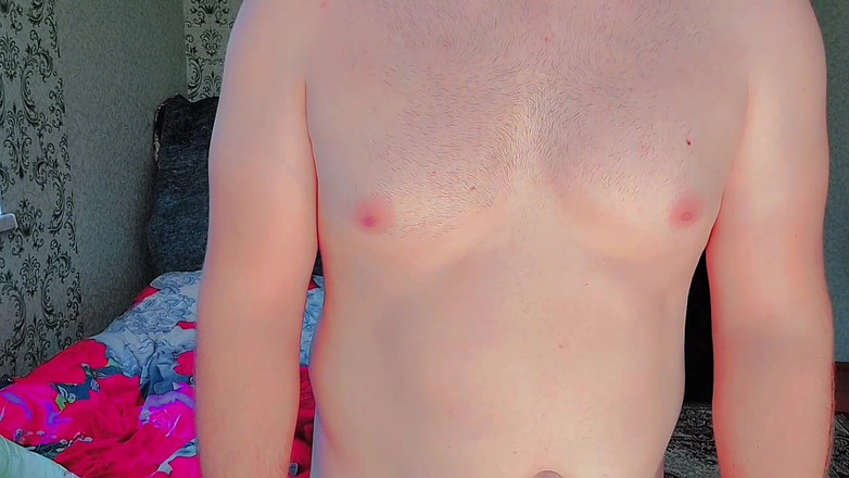 Kitty_Cross: 可爱的坐在草地上拥抱膝盖