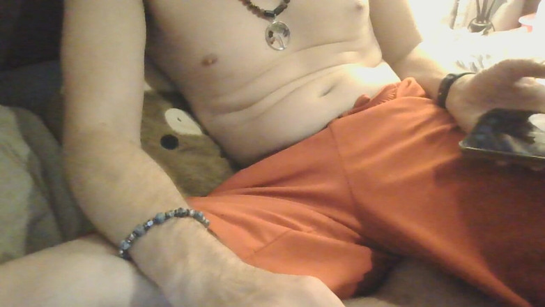 Hard Henry: Membelai kontol dan menonton film porno, mencoba untuk tidak ketahuan