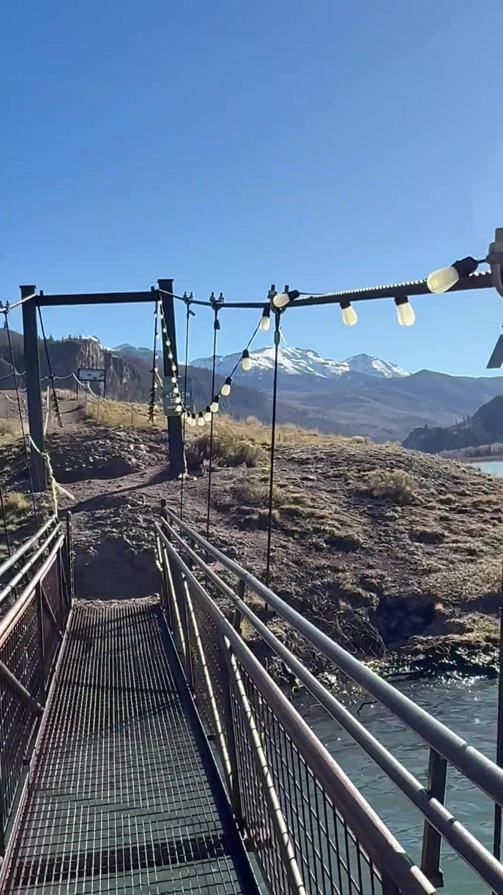 Dahlia Wolf: Fetiș cu picioare în aer liber trecere pod