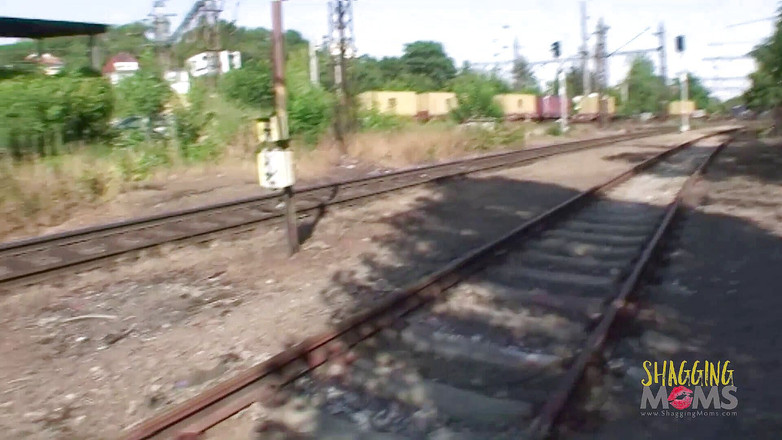 Shagging Stepmoms: Wanita dewasa rambut cokelat ngentot dua pria di atas rel...