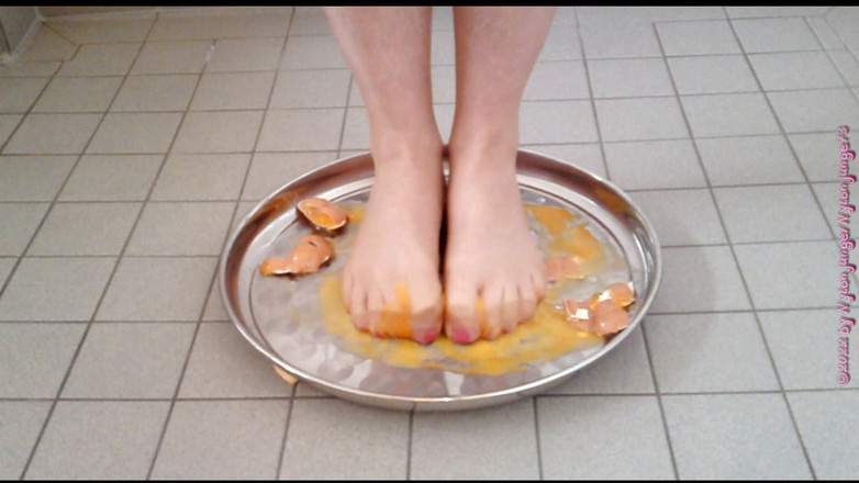 Carmen_Nylonjunge: Hancurkan telur mentah dan kencing ** penghancurkan kaki nilon **
