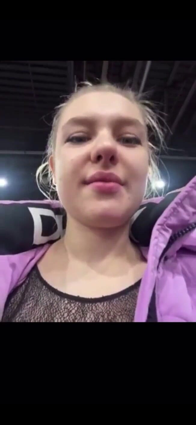 JuiceLussie: Masturbation et chatte vibrante dans les vestiaires