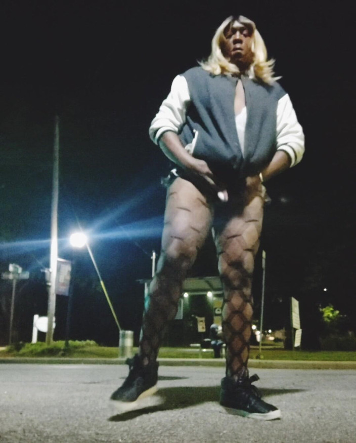 Kyla Throatz: Kyla al aire libre