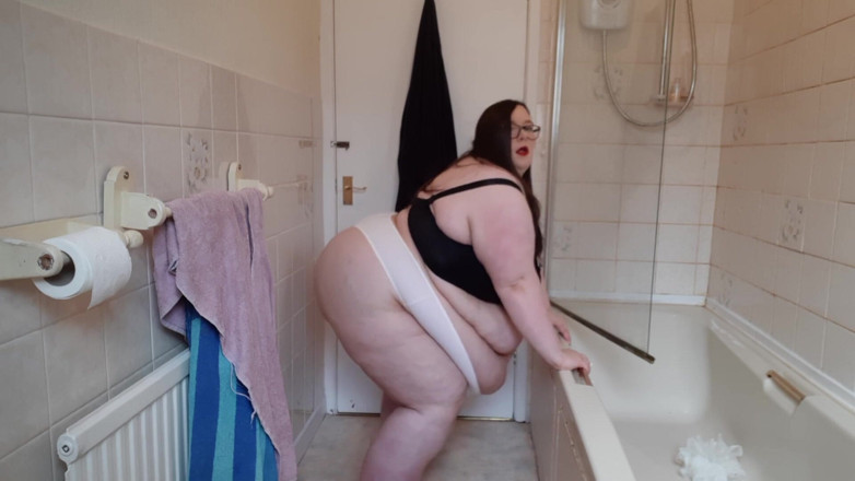 SSBBWLadyBrads: SSBBW Stretch exercise in bra &amp; thong