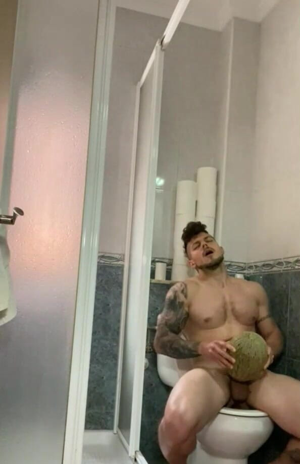 BoyGym: **क्या मैं तुम्हें इस खरबूज की तरह चोद सकता हूं **??