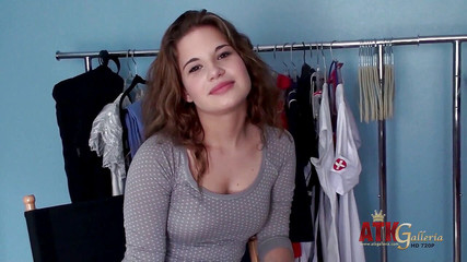 ATKIngdom: Hinter den kulissen mit Maxi hintern