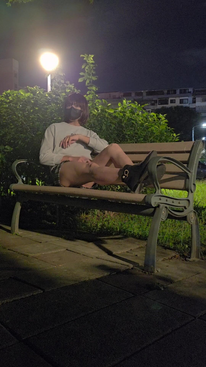 Taiwancdgirl: La sexy shemale Tingxuan si masturba all'aperto e si lava...