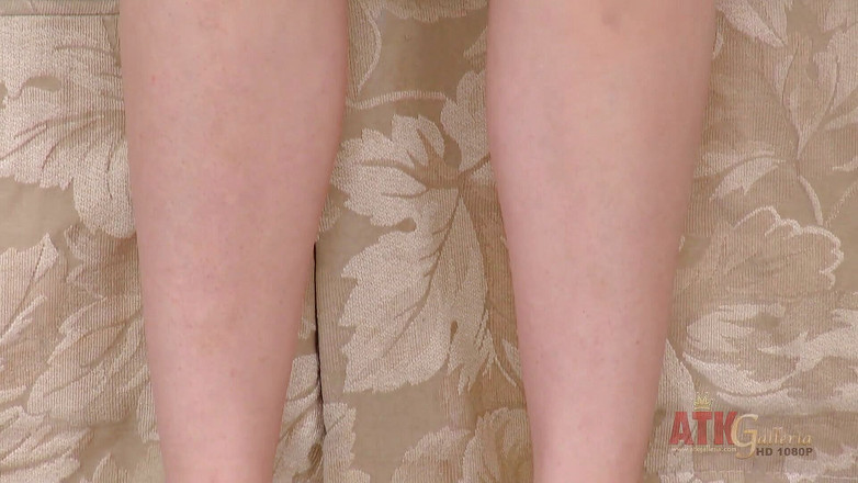 ATKIngdom: クリスティ・スノウは彼女の猫で遊んで素晴らしい時間を過ごしています。