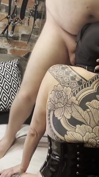 Esposa tatuada en la cara