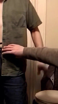 Io che ho crudo lo stallone dritto Aaron e allevare la sua stretta figa vergine!